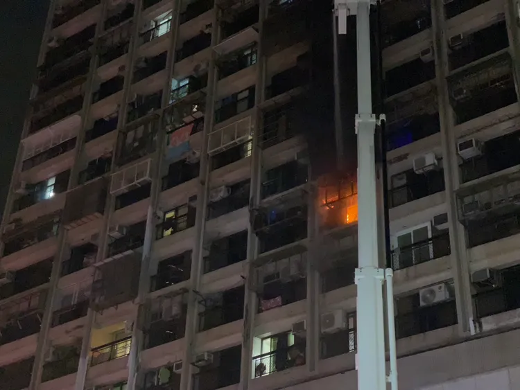 七賢大樓昨晚火警，所幸僅2名住戶送醫救治，並無生命危險。民眾提供