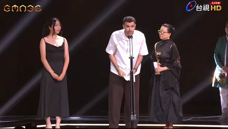 方大同三位友人替他上台領獎。翻攝自台視YT