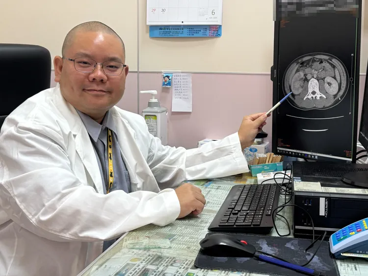 泌尿科醫師黃品叡提醒民眾一定要多喝白開水，少喝含糖飲料。大甲李綜合醫院提供