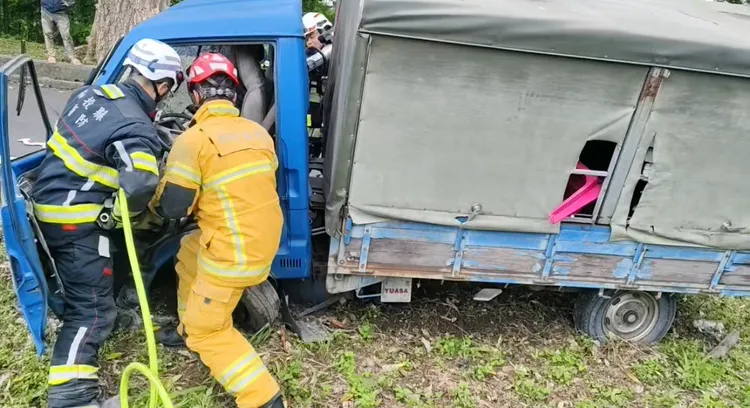 小貨車自撞路樹，消防人員搶救受困車內的駕駛。民眾提供