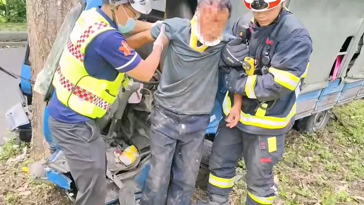 77歲駕駛被救出時，頭部鮮血直流。民眾提供