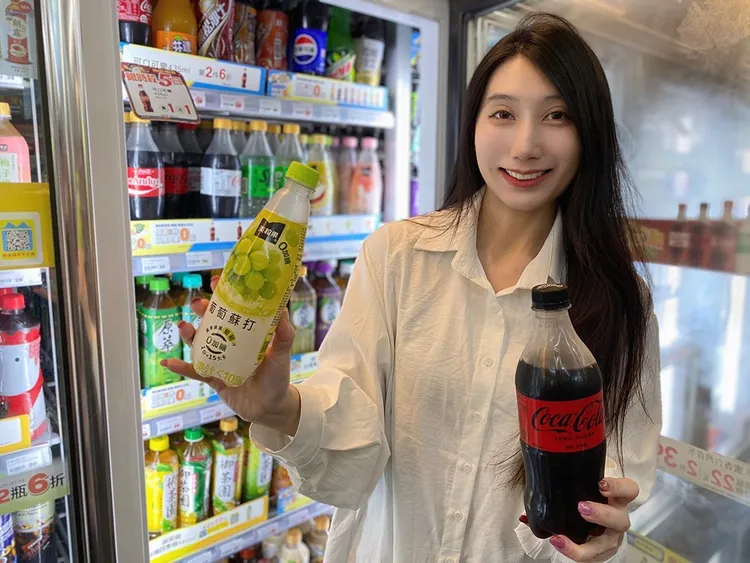 即日起至7月15日推出夏季限定「盛夏轉轉樂」活動，適用超過300款飲料與冰品，期間任選2件就有機會轉出最低0元起。萊爾富提供