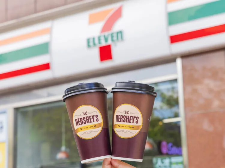 與美國巧克力品牌HERSHEY’S聯名，推出包含「好時經典可可」等逾10款新品。7-ELEVEN提供