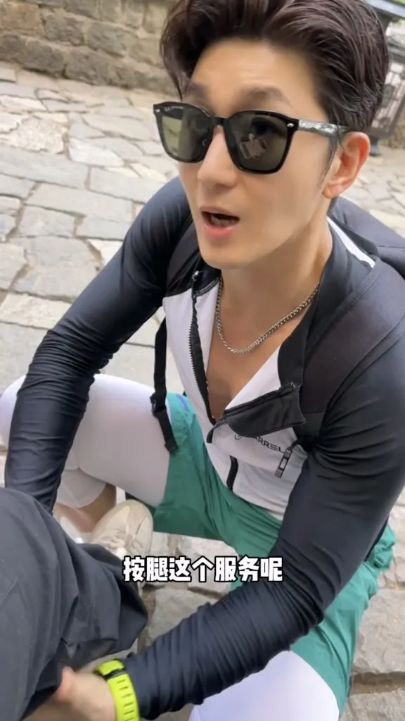 客人爬累了，史元庭提供按摩服務。翻攝史元庭抖音