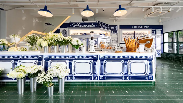 「靜巷花藝舖」、「職人咖啡館」透過花束、飲食近距離感受到來自巴黎的匠心工藝。品牌提供