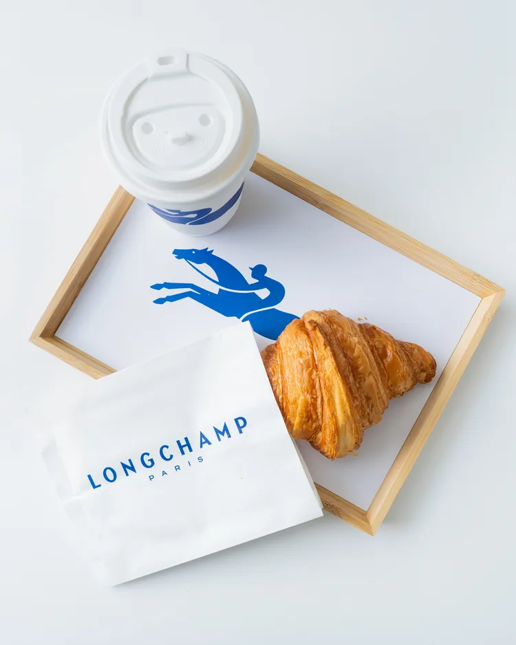 「職人咖啡館」提供精選咖啡、飲品與法式點心，讓人沉浸於巴黎街頭咖啡文化。品牌提供