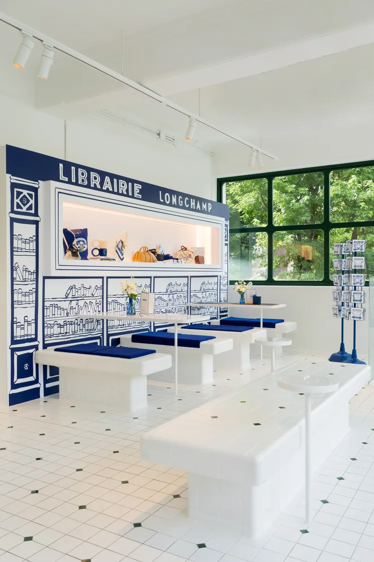 Longchamp快閃店以清爽藍白色調為主軸。品牌提供