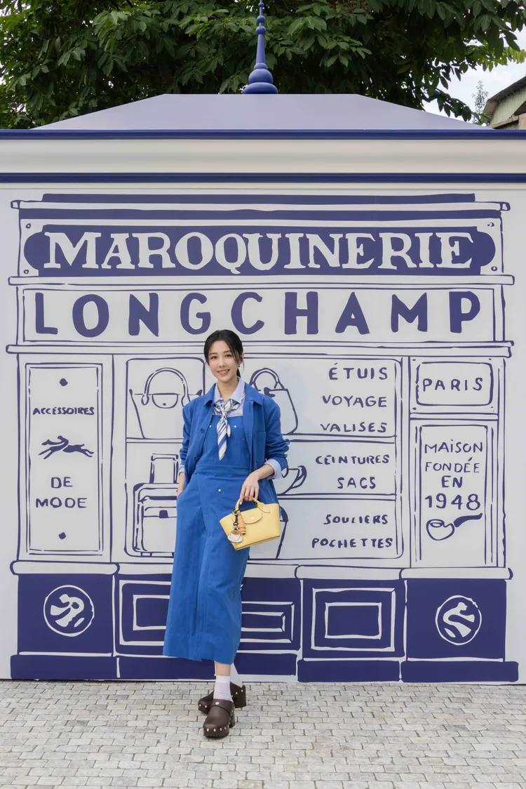 邵雨薇穿著工裝風格的藍色長裙與同色系外套。品牌提供