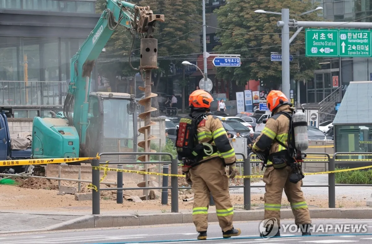 教大站因施工挖断瓦斯管紧急封闭。翻摄自韩联社