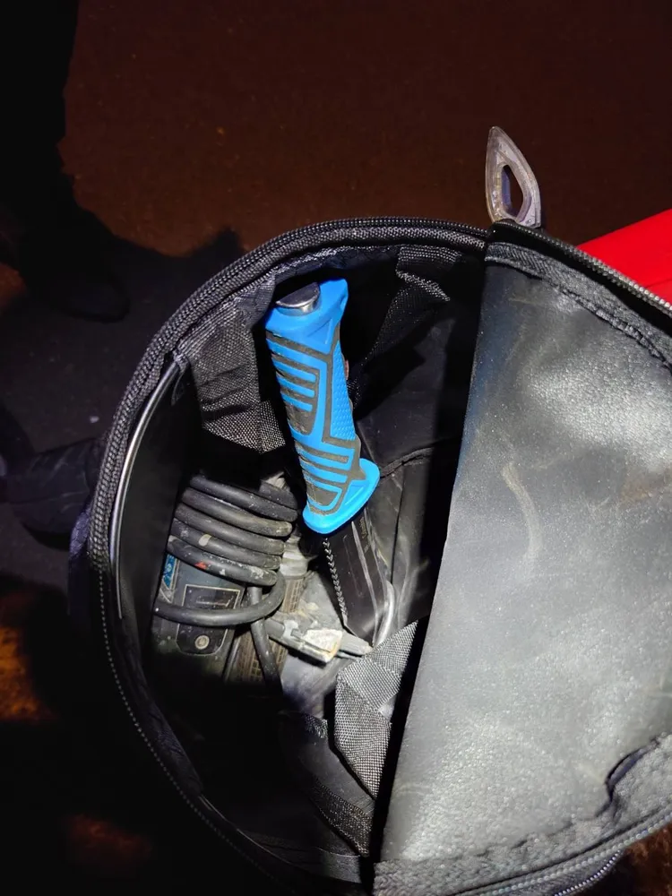 陳男隨身攜帶藍波刀防身。翻攝畫面