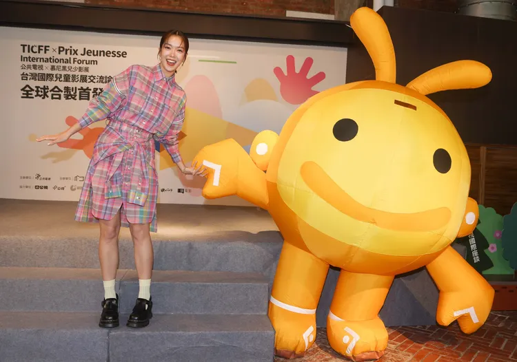 大霈（左）與臺灣國際兒童影展吉祥物TIFFI寶寶合影。