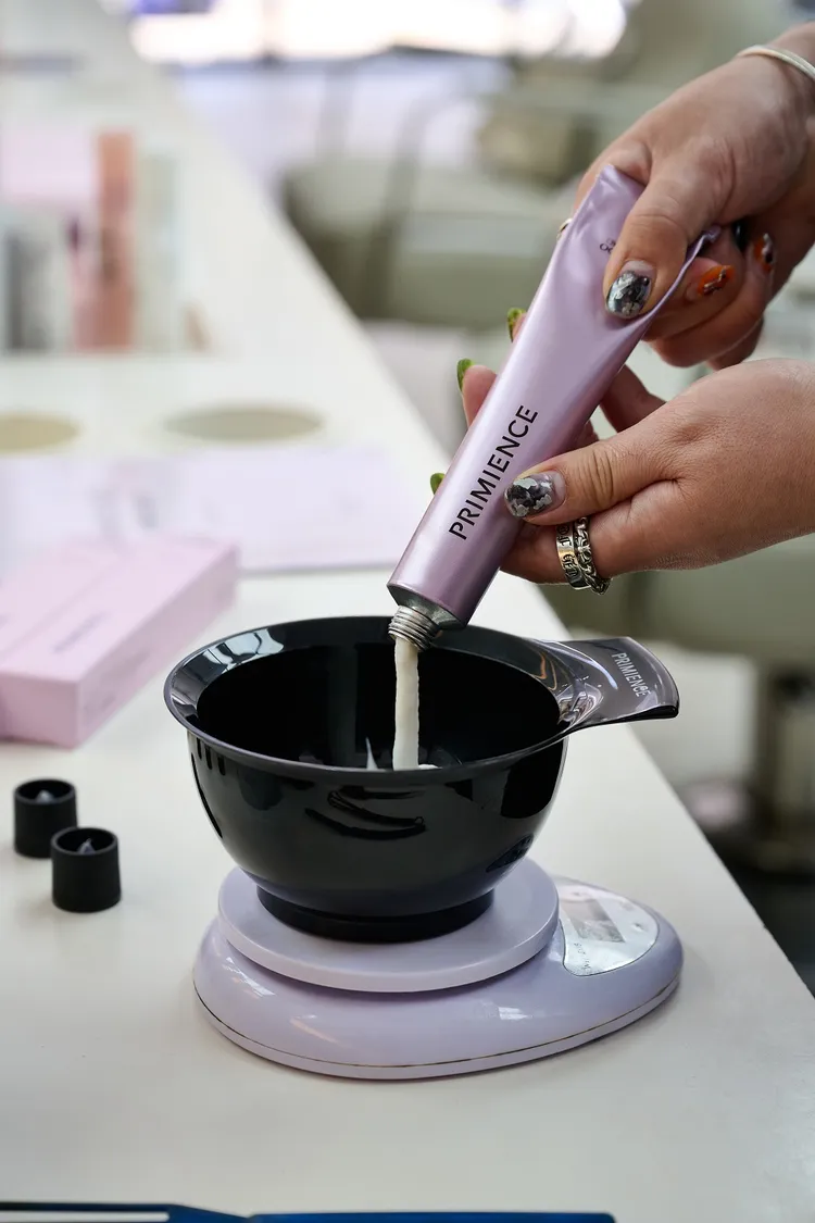 「絢曜沛迷絲」染髮霜選用高效護理成分，加入全新「鏡鑽結構科技」強韌髮質。品牌提供