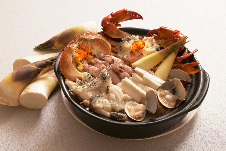 凱華樓綠竹筍季推出「紅蟳竹筍霸王粥」，選用整隻紅蟳搭配綠竹筍，結合干貝、蛤蠣、小卷、龍膽石斑等，筍香與蟹黃與米粒綿密入味。JR東日本大飯店台北提供