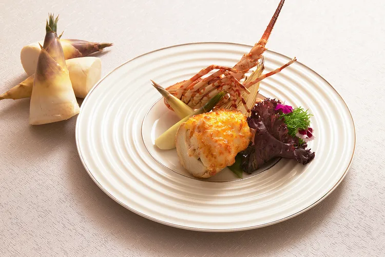 凱華樓綠竹筍季推出「焗烤龍蝦綠竹筍」以鮮嫩龍蝦為主軸，搭配綠竹筍片，淋上沙拉醬與起司焗烤至金黃微酥，筍脆蝦彈，融合中西手法，是視覺與味覺兼具的創意料理。JR東日本大飯店台北提供