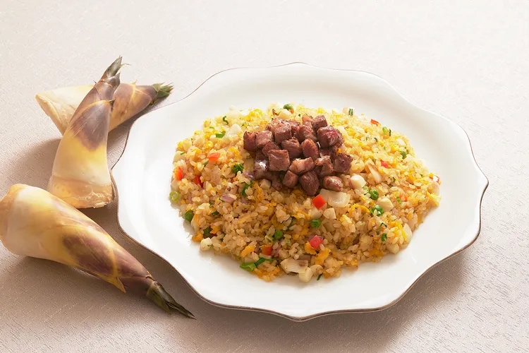 凱華樓綠竹筍季推出受大眾喜愛的「日本和牛竹筍炒飯」，將油花豐盈的和牛與脆嫩綠竹筍拌炒，粒粒分明的炒飯，牛香與筍甜交織，香氣四溢。JR東日本大飯店台北提供