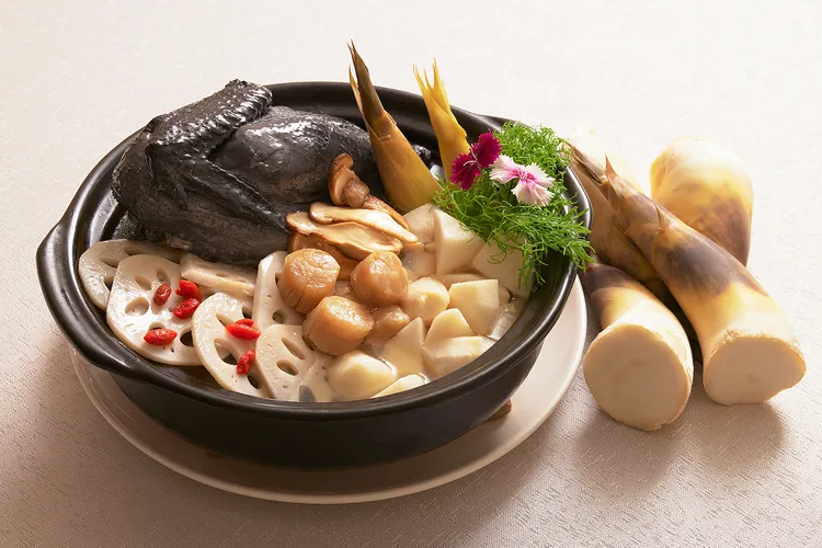 凱華樓綠竹筍季推出的湯品「松茸竹筍燉烏雞」以松茸、綠竹筍與烏骨雞一同燉煮，加入蓮藕與枸杞提香補氣，綠竹筍清爽，適合盛夏養身。JR東日本大飯店台北提供