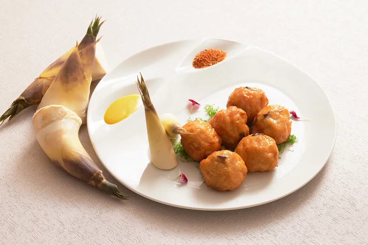 凱華樓綠竹筍季推出的「綠竹筍花枝丸」是將花枝漿、魷魚、香菇與馬蹄打成彈牙丸子，鮮香有層次。JR東日本大飯店台北提供