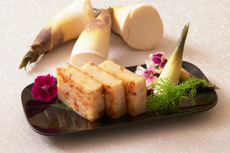 凱華樓綠竹筍季推出的「綠竹筍煎糕」是將綠竹筍絲與蝦皮、臘腸拌入粘米漿製成煎糕，外酥內嫩。JR東日本大飯店台北提供