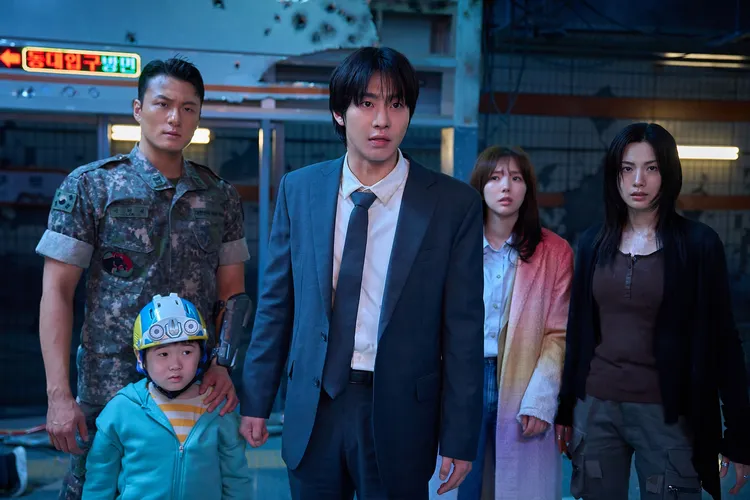 安孝燮（左三）與申承浩（左起）、權恩成、蔡秀彬、Nana 一起奮戰。采昌國際提供