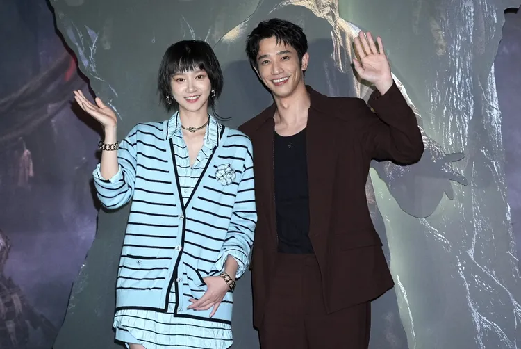 劉以豪（右）和袁澧林演情侶。攝影中心攝