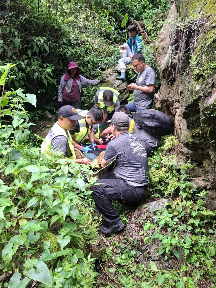 警消合力將跌落溪谷男子救下山。消防局提供