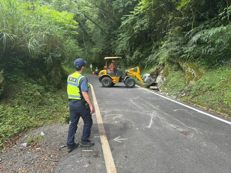 自小客車在過彎處撞上山壁。民眾提供
