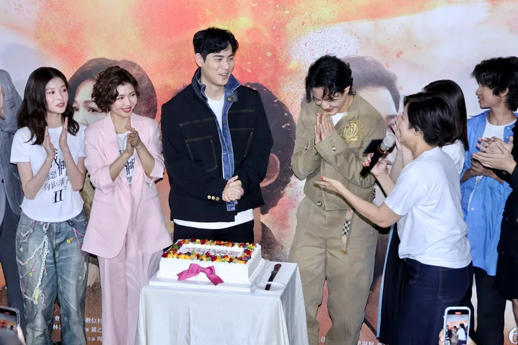 楊貴媚（右下拿麥克風）開金口為仔仔、薛仕凌唱生日快樂歌慶生。莊宗達攝影