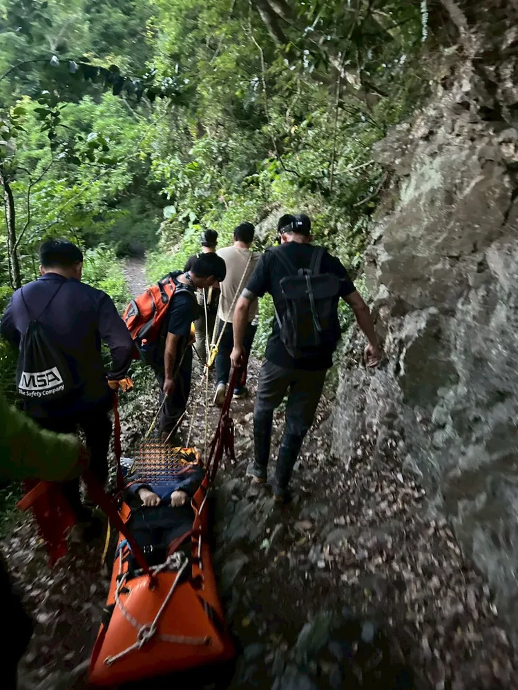 救難隊清晨順利將受傷女登山救下山。消防局提供