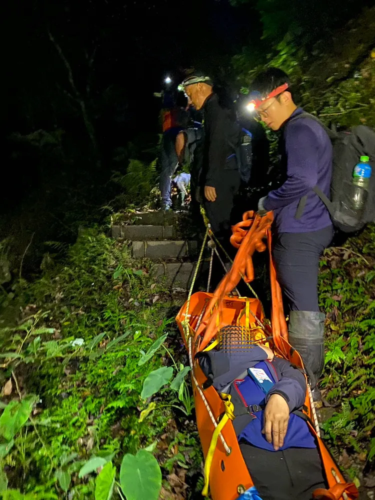 救難隊徹夜徒手搬運受傷女登山下山。消防局提供