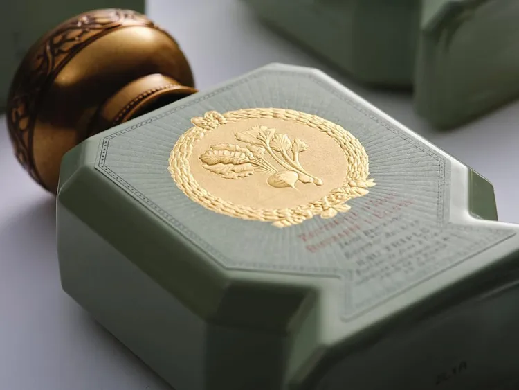 瓶身上細膩鐫刻有香材圖樣。翻攝品牌IG