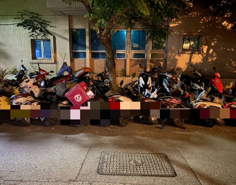 林嫌共衝撞路邊停放的7輛轎車、37輛機車。民眾提供