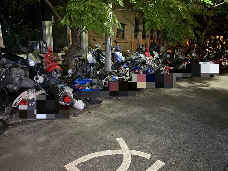 林嫌拒絕警方攔查，衝撞路邊停放的7輛轎車、37輛機車。民眾提供