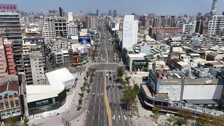 建案位於中山路高雄南北向主幹道，距離未來有高鐵進站的高雄車站，僅捷運1站距離。葉家銘攝