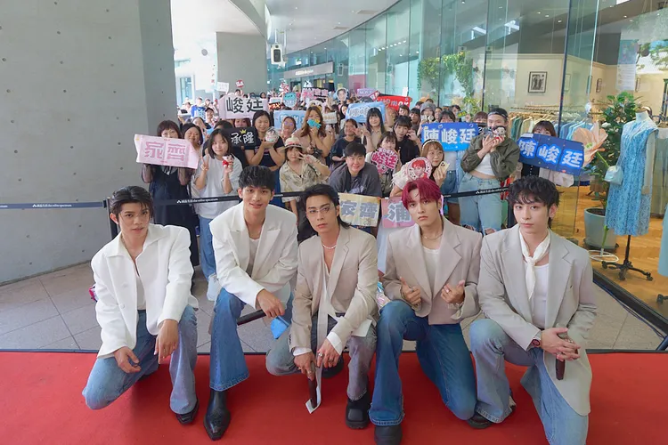 FEniX擔任EASE香氛一日店長擠爆誠品松菸 (左起峻廷、浦洋、MAX、承隆、家齊) 。Ease香氛提供