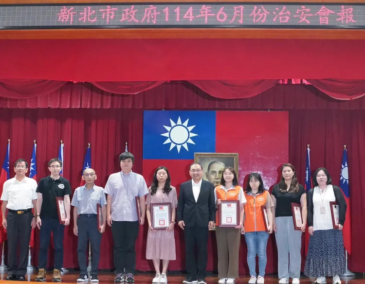 侯友宜與公共安全聯合稽查工作績優人員獲獎者合影。警方提供