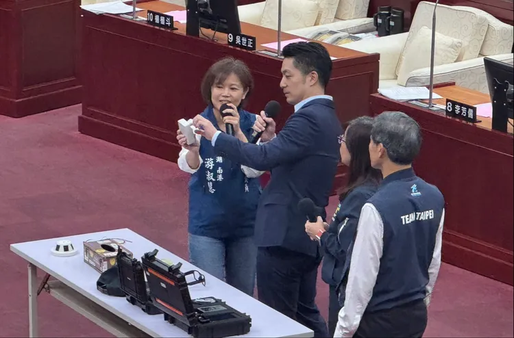 游淑慧（左）在總質詢拿出多種偷拍工具，包括衛生紙盒、芳香劑、插座、帽子等。張綵茜攝