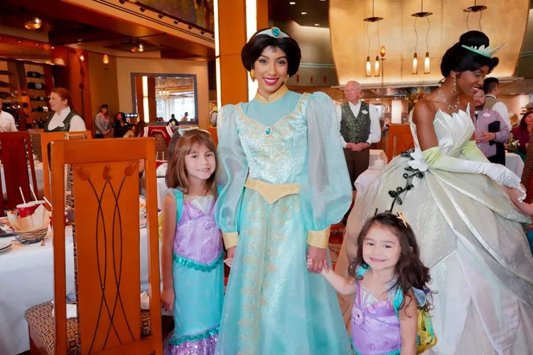 現場有多位扮成公主的服務人員與客人互動。翻攝The Mother Overload