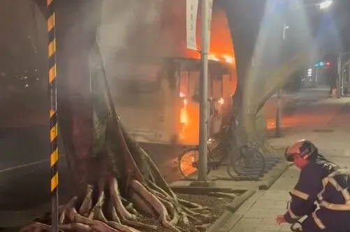 大都會客運262路電動公車，17日晚間行經北市敦化北路時，疑似電池故障爆炸引發大火。警方提供