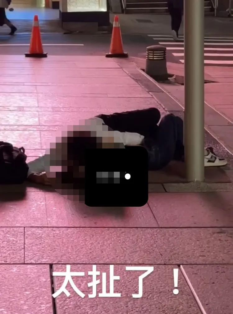 白衣男被民眾直擊壓在一名躺在地上的年輕女子身上。資料照片。翻攝《Dcard》論壇