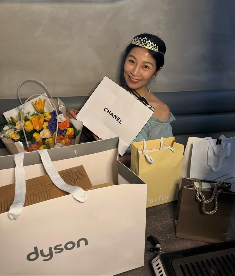 方文琳收到親友為她精心準備的禮物。翻攝方文琳臉書