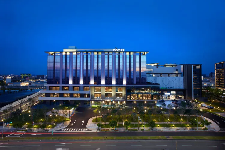 看好婚宴市場與會展商務成長，國泰飯店觀光事業將於2026年開設「COZZI Blu和逸飯店．桃園館」館外宴會廳。國泰飯店觀光事業提供