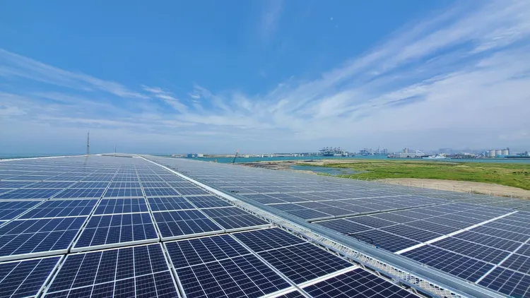 太陽能板無法在夜間供電。示意圖