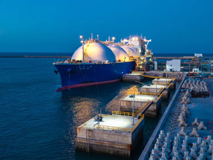 台灣中油觀塘接收站停靠LNG貨船靠卸天然氣。台灣中油提供