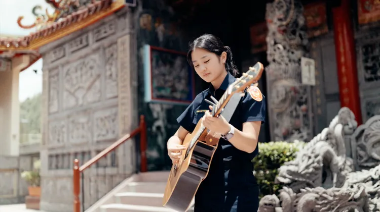 警員劉以苓擔任吉他彈奏。警方提供