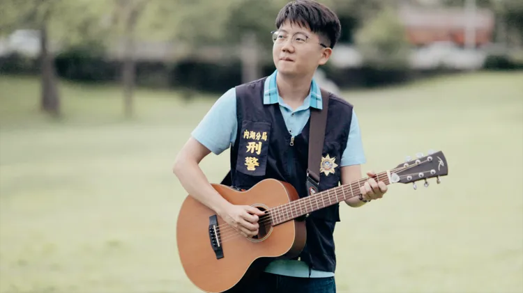 偵查隊偵查佐蕭柏廷擔任吉他彈奏。警方提供