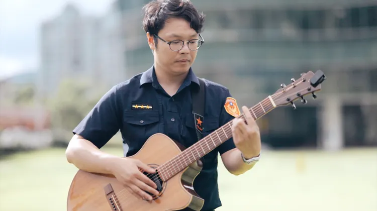 警員楊柏淵擔任吉他彈奏。警方提供