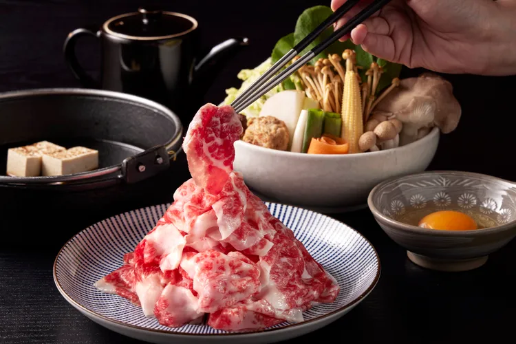 黑毛屋將於7月1日起推出全新「切落火山壽喜燒」。乾杯集團提供