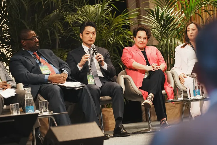 蔣萬安訪法第四日，出席為紀念巴黎協定簽署10週年而舉辦的市長峰會。北市府提供