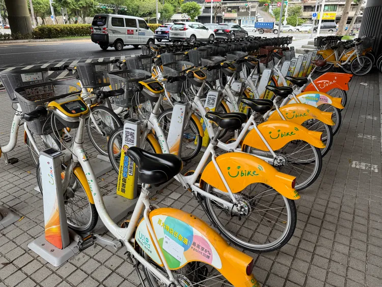 台北市推動 YouBike 前30分鐘免費政策，蔣萬安稱助提升公共運輸占比，但議員質疑實際轉移效果有限、缺乏配套車道建設。王宇德攝