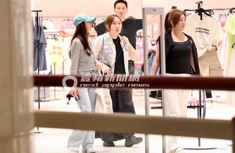 金泰希在台北101最後一站來到Zara試穿衣服，逛了半小時血拚。特勤中心攝